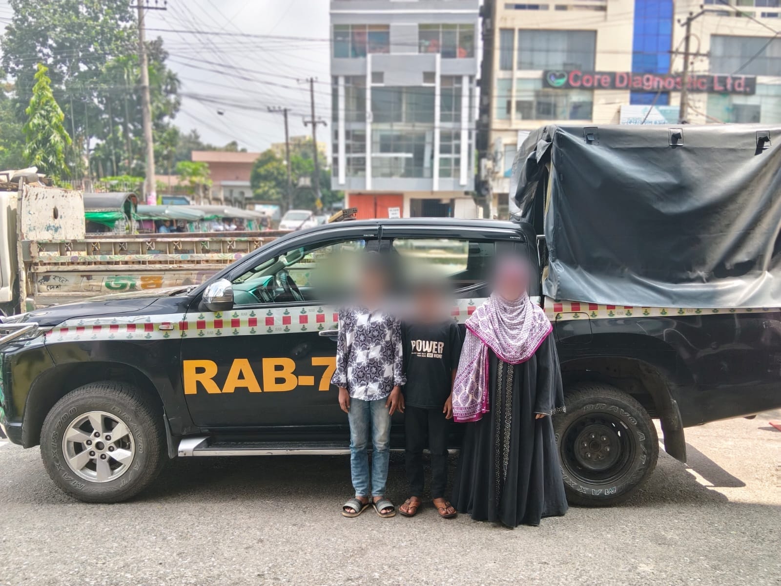 র‌্যাবের অভিযানে শিশুদের পেটে লুকিয়ে ইয়াবা পাচার