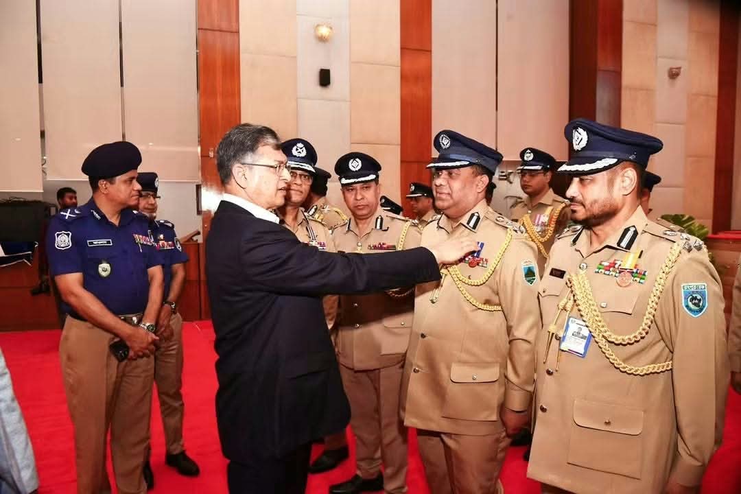 রাষ্ট্রপতির পুলিশ পদক পেলেন রাজশাহী রেঞ্জের ডিআইজি আশিক সাঈদ