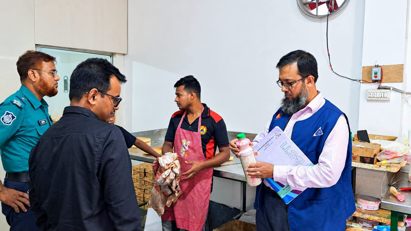 রাজশাহীতে বিএসটিআই’র অভিযানে অনুমোদনহীন কেক উৎপাদনকারী প্রতিষ্ঠান কে জরিমানা