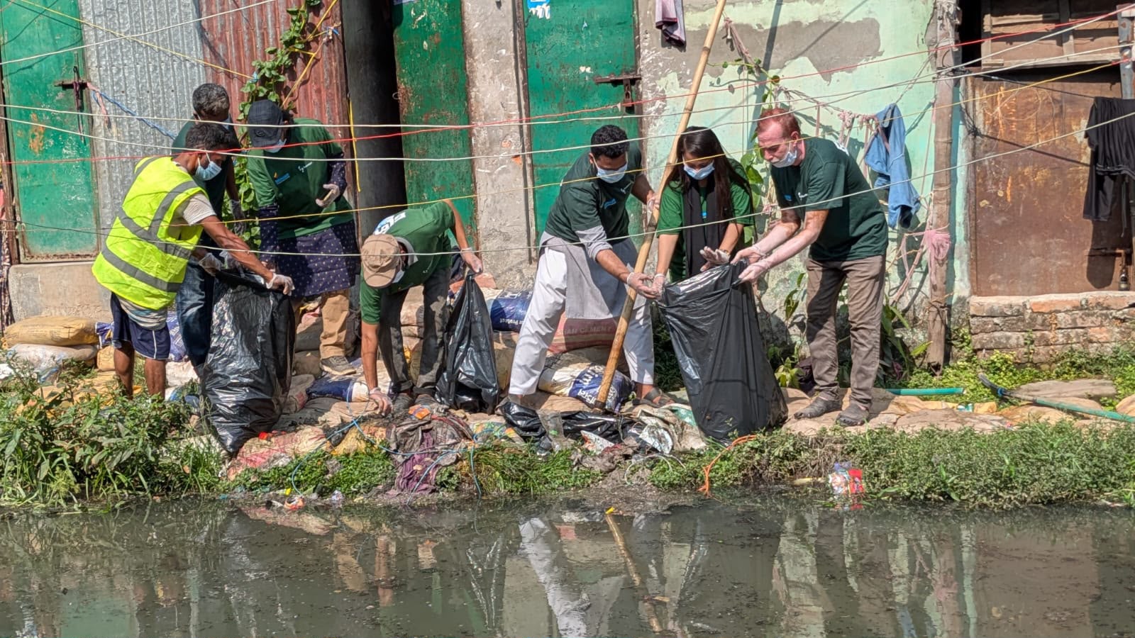 প্যারিস খাল বাঁচাতে তরুণদের তিন দিনের অভিযান