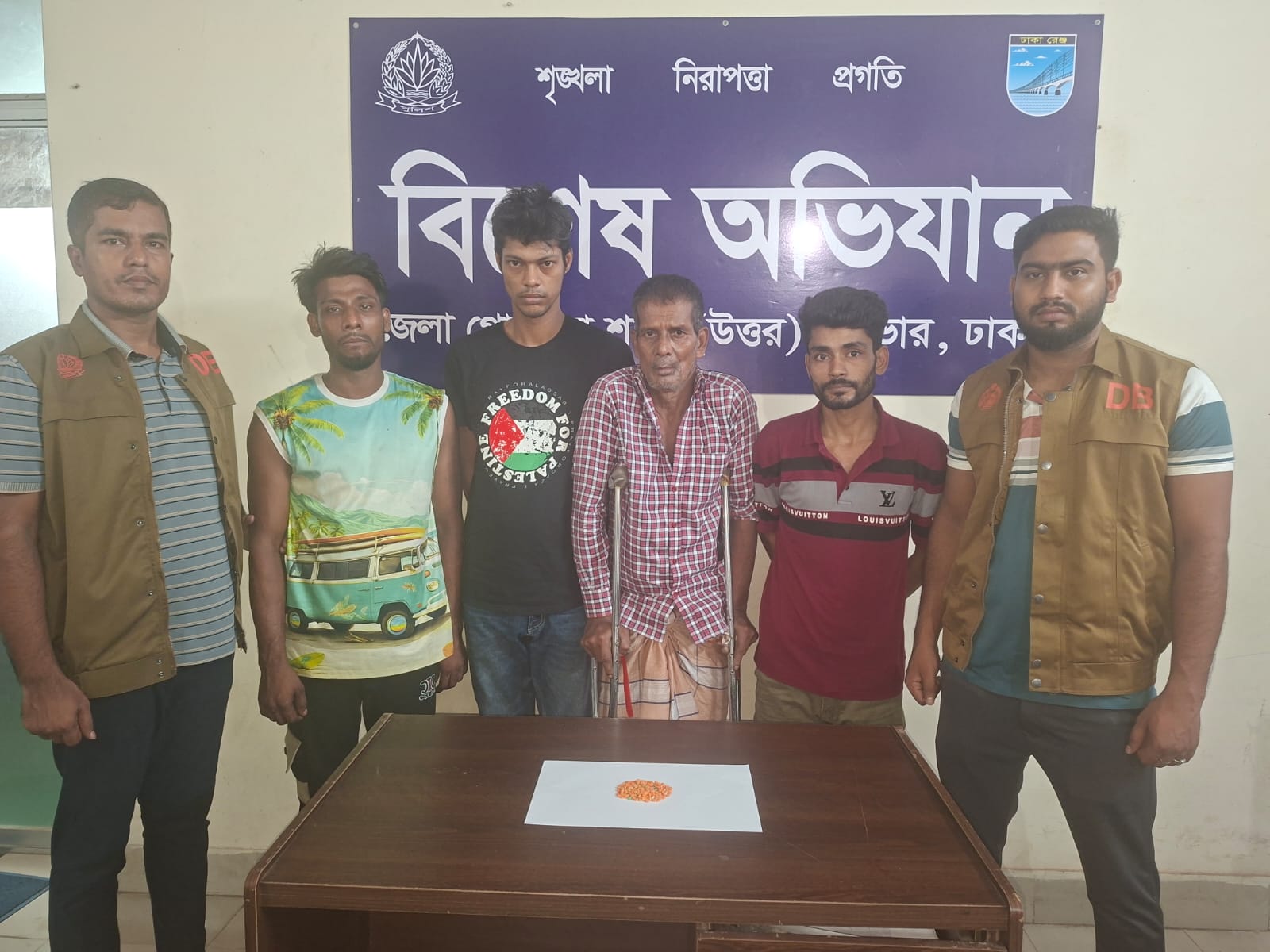 ২২০ পিস ইয়াবাসহ গ্রেপ্তার চার, এক আসামির বিরুদ্ধে পাঁচ মামলা।