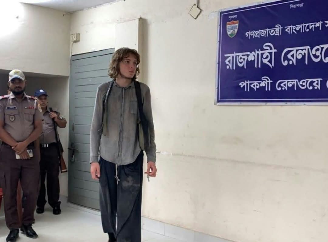 চুরি যাওয়া ম্যাকবুক ও ক্যামেরার খোঁজে রাজশাহীতে জার্মান পর্যটক!