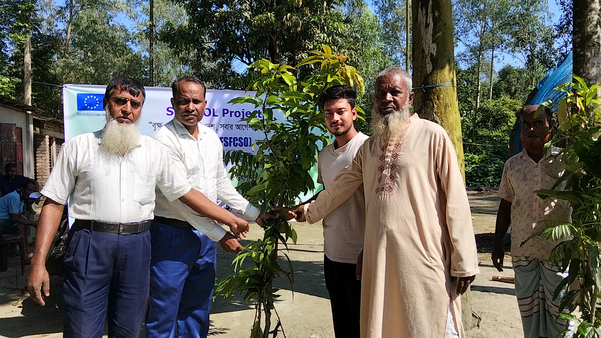 শেরপুরের শ্রীবরদীতে এলএফও সদস্যদের মাঝে ৫২০টি গাছের চারা বিতরণ